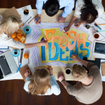 La creatividad puede resolver problemas complejos con ideas innovadoras.