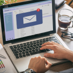 Interfaz de una plataforma de email marketing mostrando gráficos y automatizaciones.