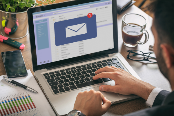 Interfaz de una plataforma de email marketing mostrando gráficos y automatizaciones.