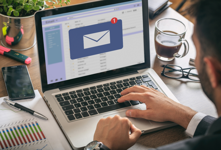 Interfaz de una plataforma de email marketing mostrando gráficos y automatizaciones.