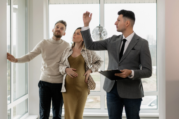 Fotografía de un agente inmobiliario mostrando una propiedad a clientes.