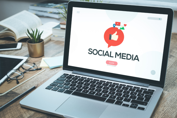 un ordenador mostrando las palabras "social media" en la pantalla