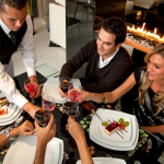Imagen de un restaurante acogedor con clientes disfrutando de una comida, destacando la importancia de la fidelización.