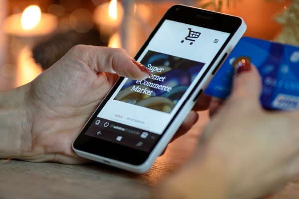 Cliente utilizando un sitio web de e-commerce con recomendaciones personalizadas basadas en datos