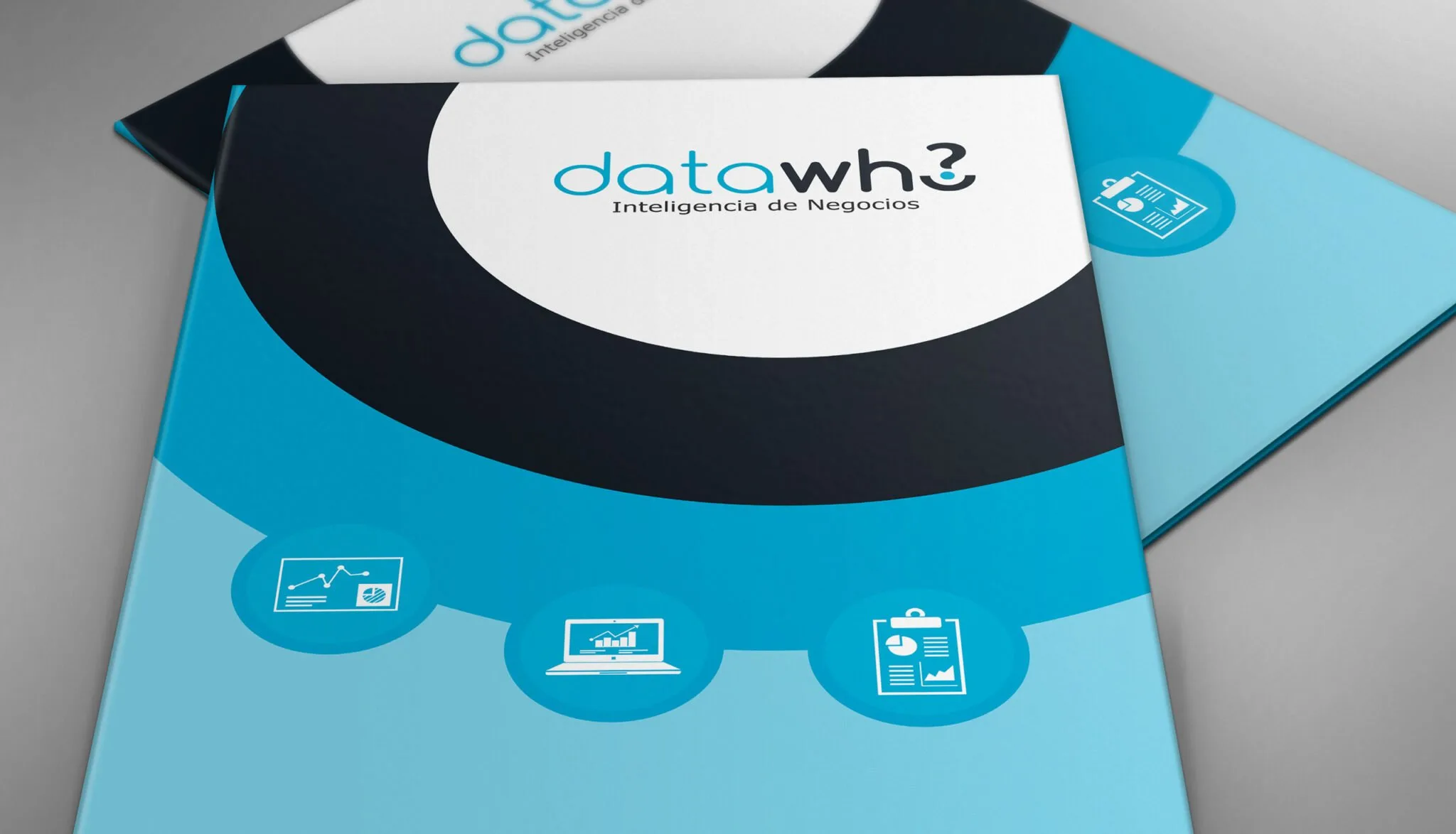 Representación de elementos visuales de una imagen corporativa consistente, como logotipo, colores y diseño.