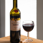 Primer plano de una botella de vino con una etiqueta elegante, destacando el diseño y los detalles de la marca.