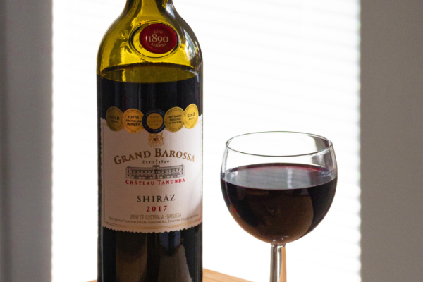 Primer plano de una botella de vino con una etiqueta elegante, destacando el diseño y los detalles de la marca.