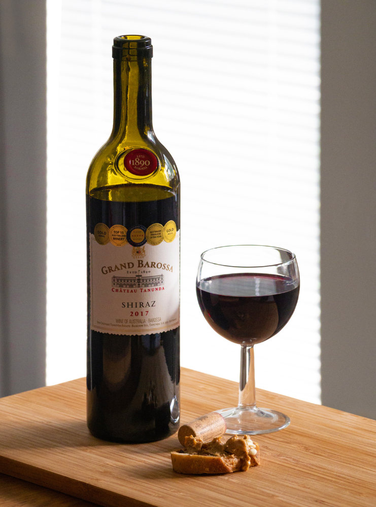 Primer plano de una botella de vino con una etiqueta elegante, destacando el diseño y los detalles de la marca.