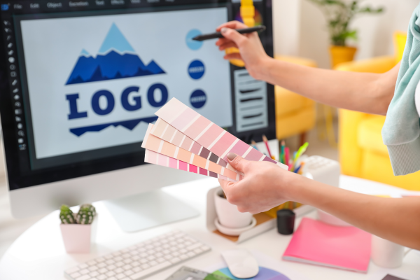 Ilustración de varios logos minimalistas sobre una superficie de trabajo creativa.