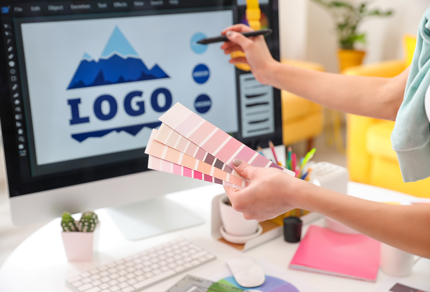 Ilustración de varios logos minimalistas sobre una superficie de trabajo creativa.
