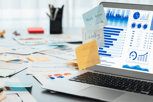 Representación de estrategias de marketing digital para startups con gráficos y herramientas.
