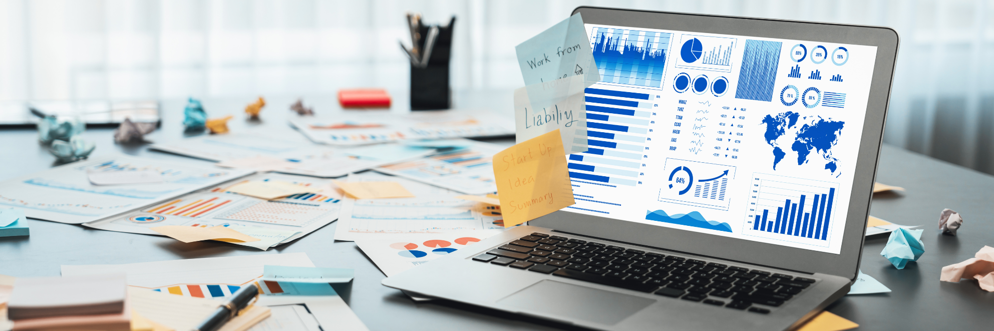 Representación de estrategias de marketing digital para startups con gráficos y herramientas.