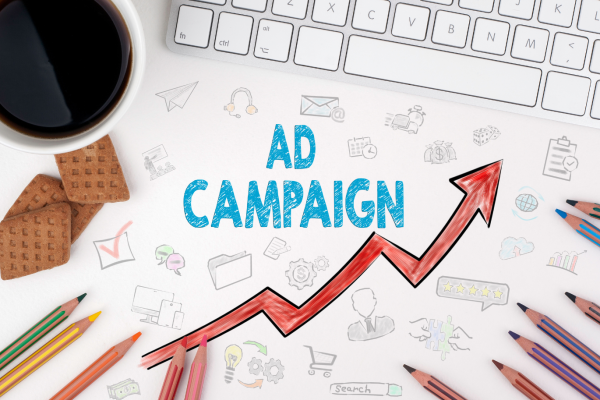 Pantalla mostrando gráficos y métricas de una campaña optimizada de Google Ads.