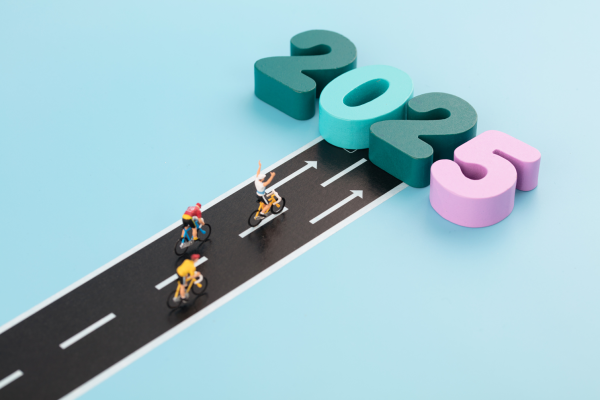 Representación de ciclistas llegando a la meta 2025.