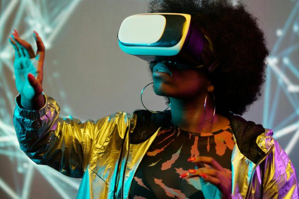 Entorno virtual futurista con avatares interactuando en un espacio digital.
