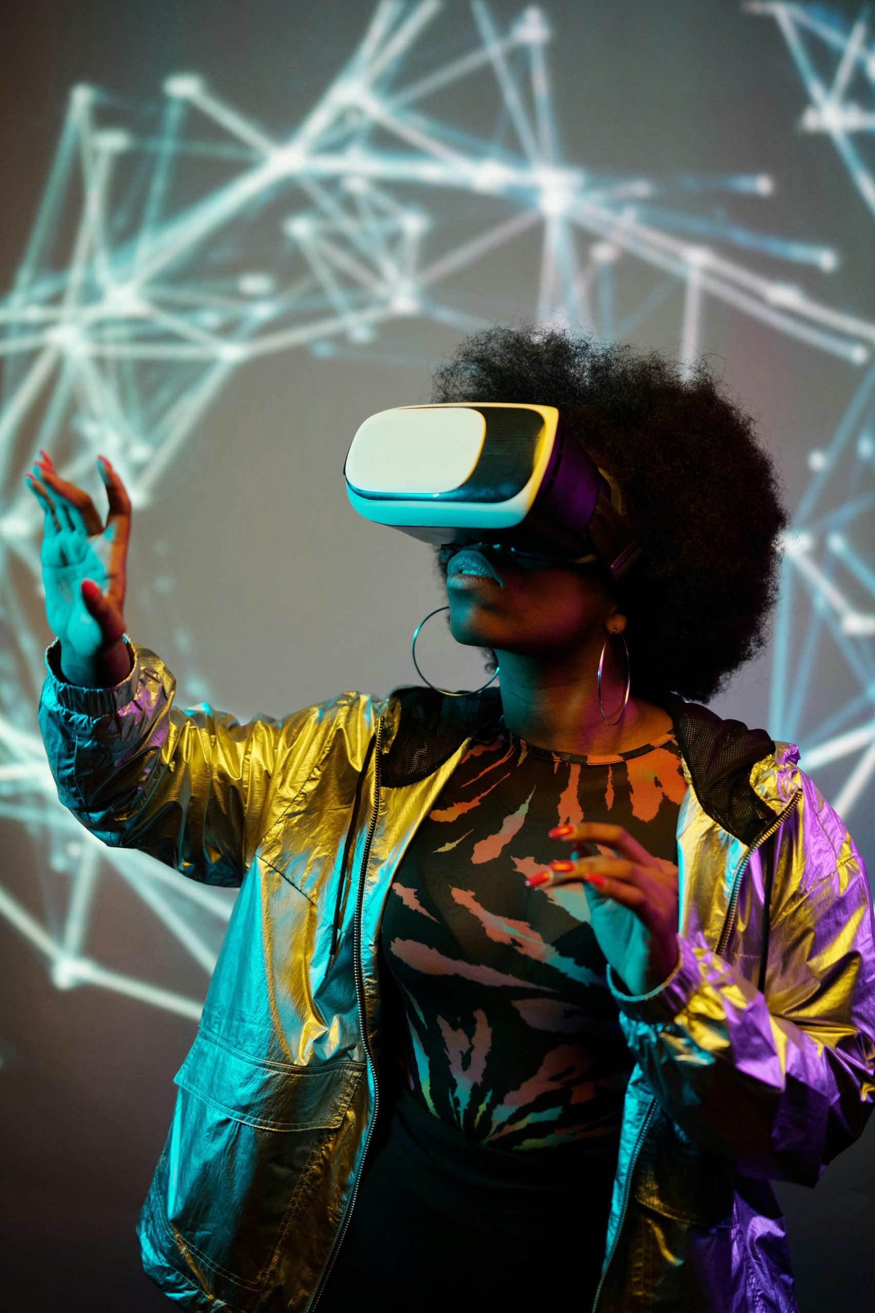 Entorno virtual futurista con avatares interactuando en un espacio digital.