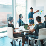 Reunión de un equipo internacional de marketing, con miembros de diferentes países.