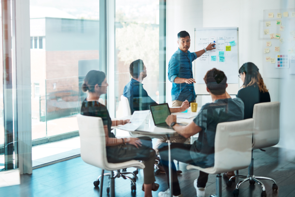 Reunión de un equipo internacional de marketing, con miembros de diferentes países.