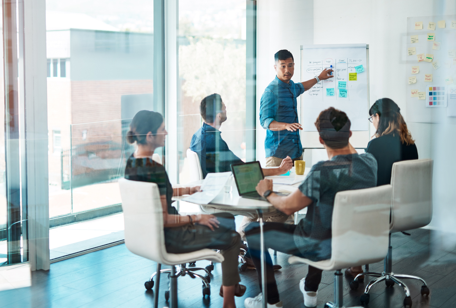 Reunión de un equipo internacional de marketing, con miembros de diferentes países.