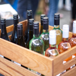 Caja de vino en una bodega lista para exportación.