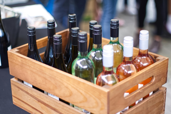 Caja de vino en una bodega lista para exportación.