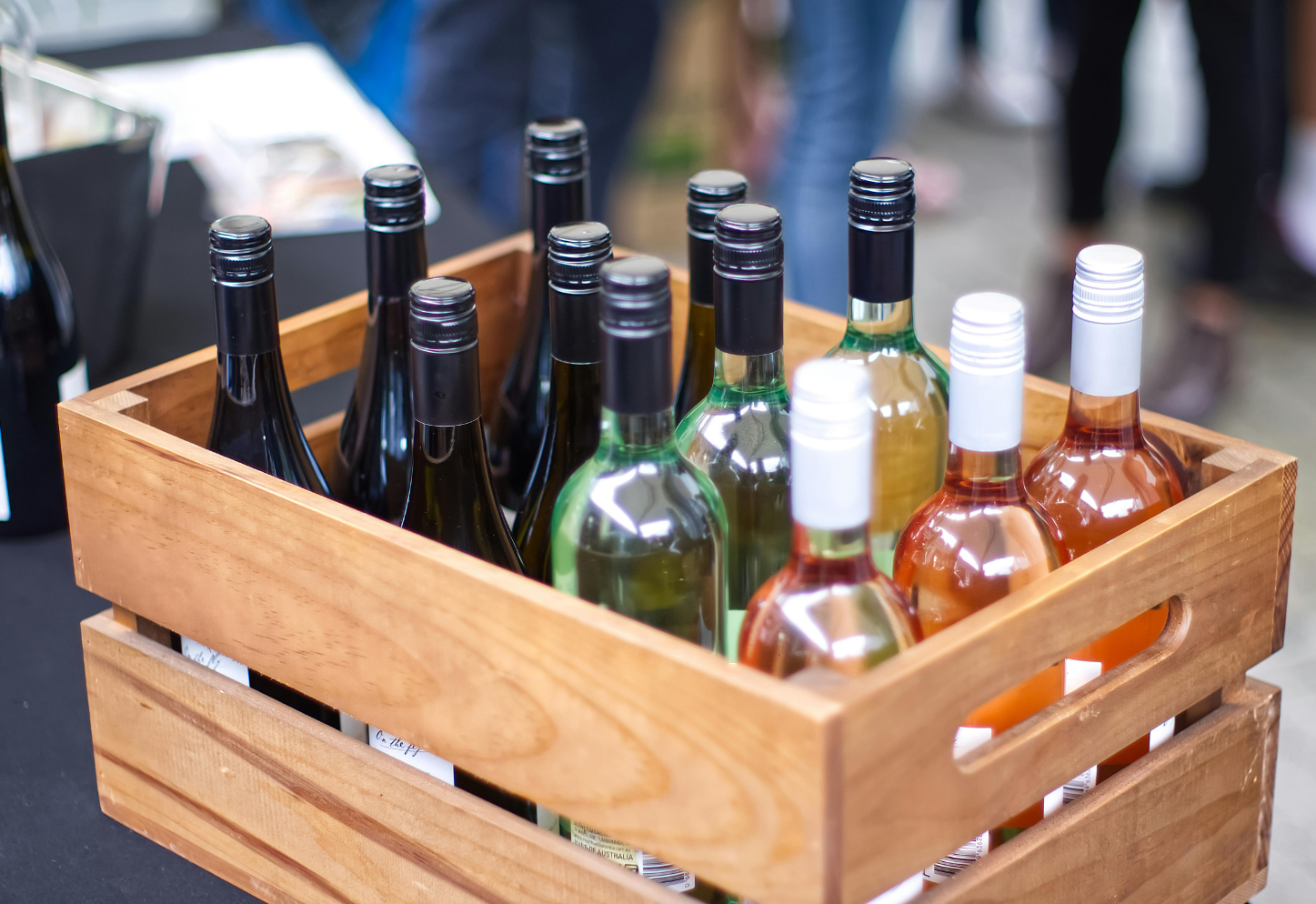 Caja de vino en una bodega lista para exportación.