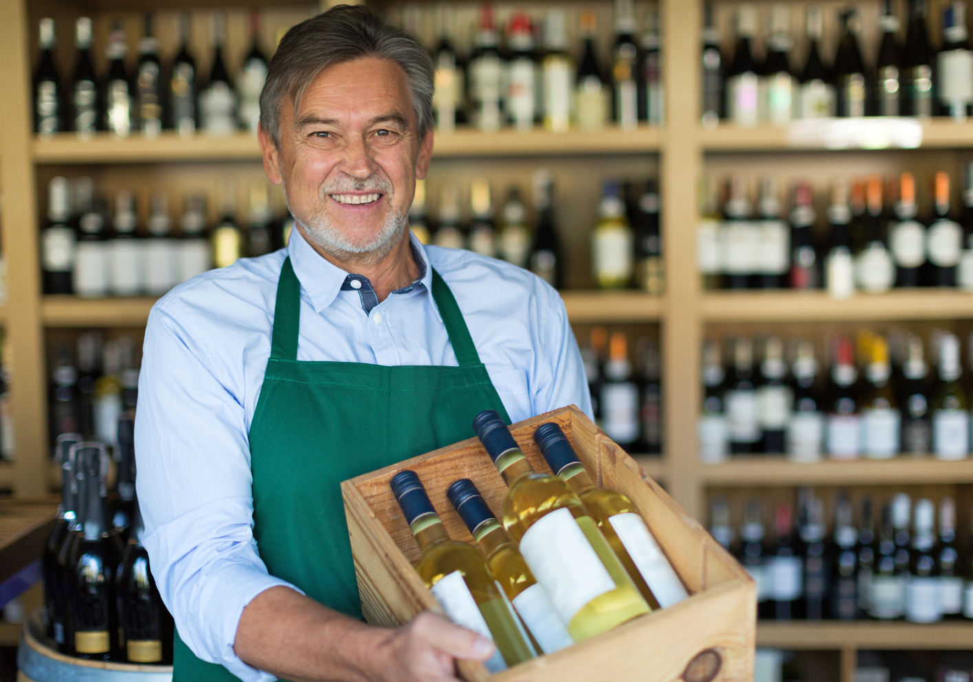 Botellas de vino en una caja que lleva un vendedor, lista para entregar al repartidor.